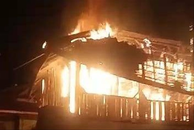 Kebakaran meluluhlantakkan bangunan Pondok Pesantren (Ponpes) Nurul Huda di Cianjur, Kamis malam (2/3/2023). Foto: Dok. Istimewa