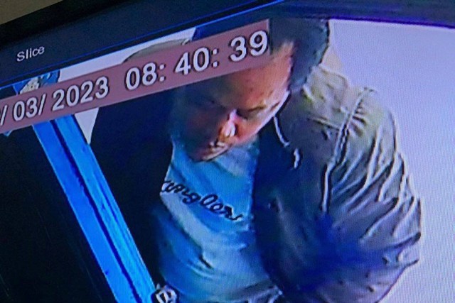 Pria di Bandar Lampung Terekam CCTV Curi Handphone di Rumah Makan