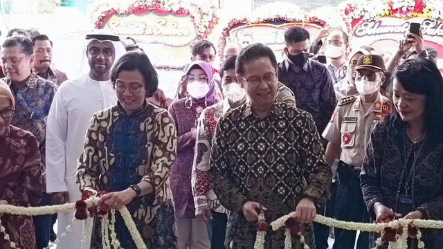 Menkes Budi Gunadi Sadikin resmikan gedung Kinagara RSCM Jakarta ditemani Menkeu Sri Mulyani, Jumat (3/3). Foto: Thomas Bosco/kumparan