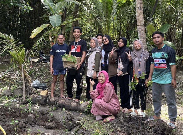 KKN Universitas Ahmad Dahlan (UAD) inisiasi program lorong sayur di Padukuhan Sirat, Bantul (Foto: Istimewa)