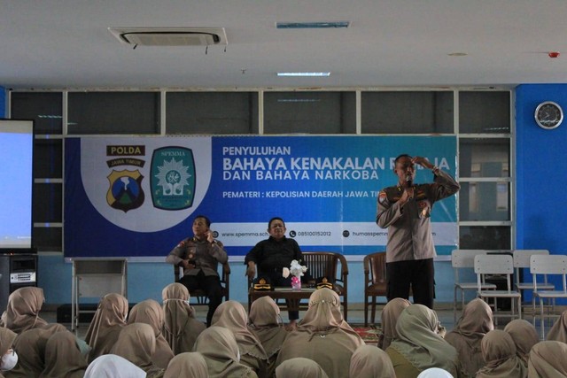 Kegiatan penyuluhan bahaya kenakalan remaja dan bahaya narkoba yang diadakan oleh SMP Muhammadiyah 5 (Spemma) Surabaya bersama Polda Jawa Timur.