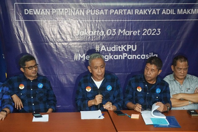 Ketua Umum Partai Rakyat Adil Makmur (Prima), Agus Jabo Priyono (tengah) memberikan tanggapan terkait penundaan Pemilu 2024 di Kantor DPP Partai Prima, Jakarta (3/3/2023). Foto: Iqbal Firdaus/kumparan