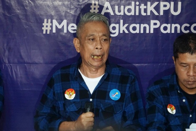 Ketua Umum Partai Rakyat Adil Makmur (Prima), Agus Jabo Priyono memberikan tanggapan terkait penundaan Pemilu 2024 di Kantor DPP Partai Prima, Jakarta (3/3/2023). Foto: Iqbal Firdaus/kumparan