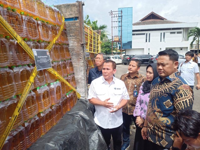 24,8 Ton Minyak Goreng Curah di Lampung Ditemukan Dikemas Dalam Botol
