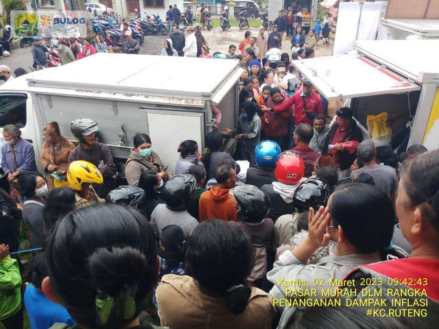 Keterangan foto: Kegiatan Operasi Pasar Murah di Kota Ruteng.  Foto:Engkos Pahing.