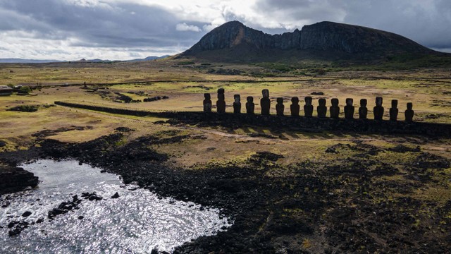 Patung Moai di Ahu Tongariki dekat gunung berapi Rano Raraku, atas, di Rapa Nui, atau Pulau Paskah, Cile, 27 November 2022. Foto: AP Photo/Esteban Felix