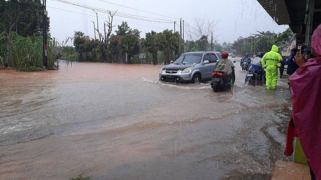 Banjir di salah satu ruas jalan di Tanjungpinang. Foto: Ismail/kepripedia.com