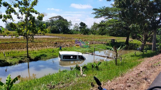 Kendaraan yang terlibat kecelakaan lalu-lintas di jalan poros utama kecamatan (PUK) turut Desa Deru, Kecamatan Sumberrejo, Kabupaten Bojonegoro. Jumat (03/03/2023) (Foto: Dok Istimewa)
