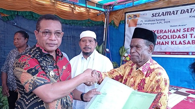 Penjabat Wali Kota Sorong George Yarangga menyerahkan sertifikat tanah gratis kepada warga Kelurahan Klasabi, Distrik Sorong Manoi, Kota Sorong, Papua Barat Daya, Jumat (3/3)