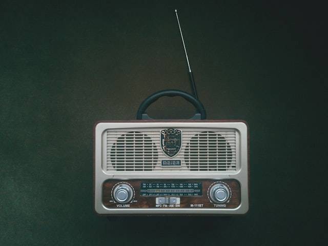 Radio siaran termasuk jenis komunikasi elektronik audio. Sumber: unsplash.com