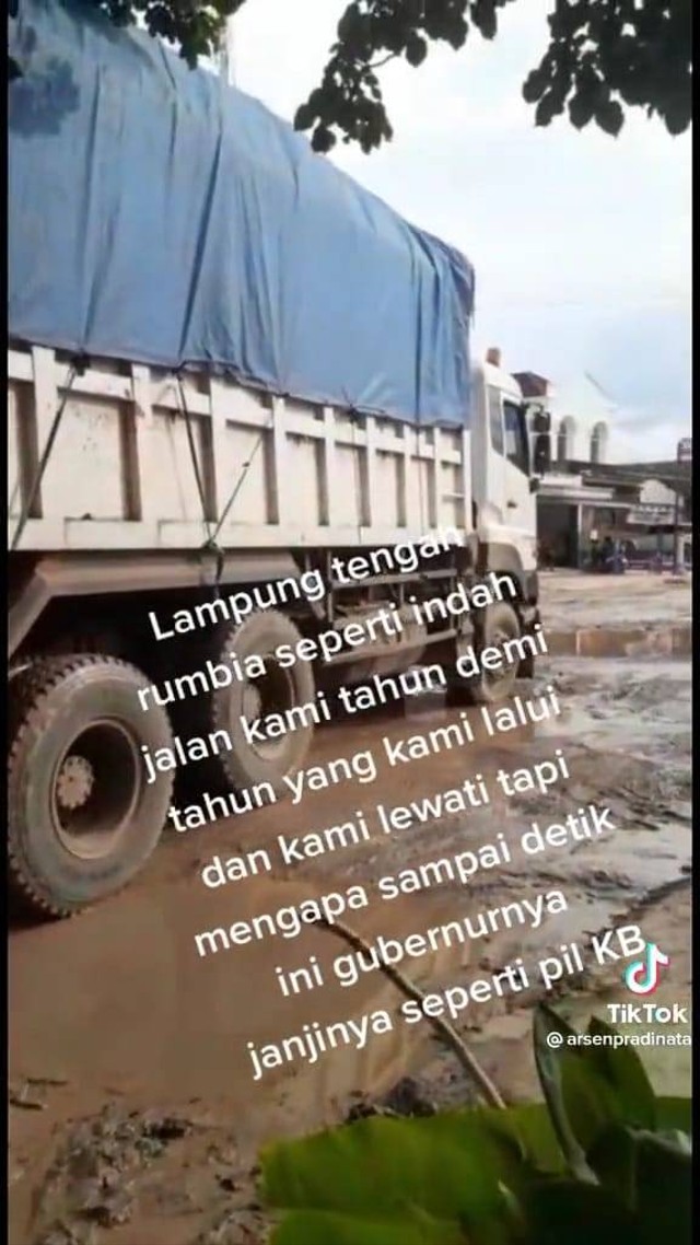 Warga Keluhkan Jalan Berlubang di Lampung Tengah yang Bahayakan Pengendara (1)