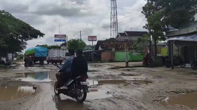 Warga Keluhkan Jalan Berlubang di Lampung Tengah yang Bahayakan Pengendara (2)