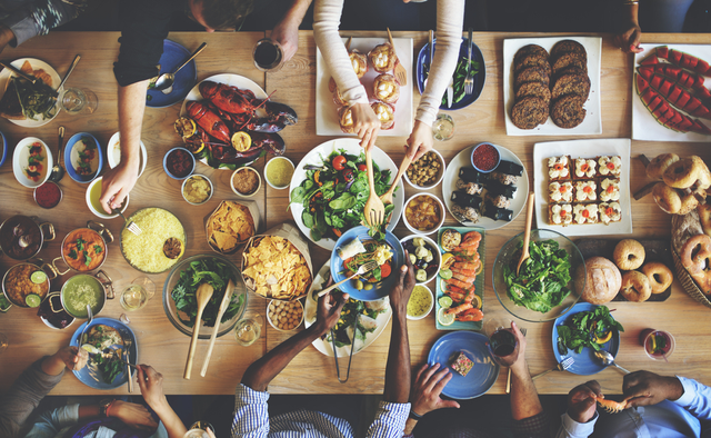 Ilustrasi makan bersama. Foto: Shutterstock.