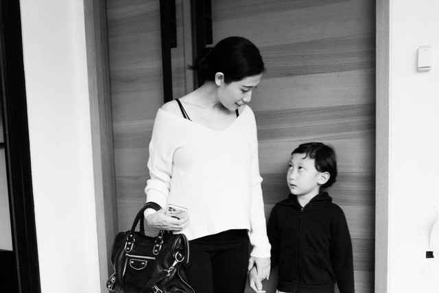 Alindi Nayanggita dengan Tara, anak sulungnya yang memiliki autisme. Foto: Instagram.com/alindinayanggita