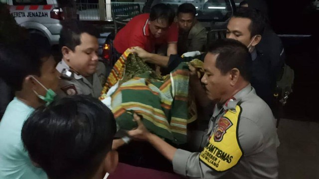 Warga dan polisi mengevakuasi W, gadis di Bogor yang bikin konten pura-pura gantung diri tapi malah meninggal betulan. Foto: Dok. Istimewa