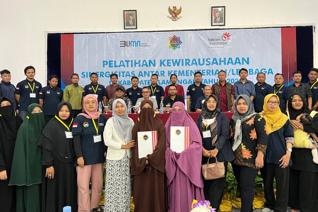 Salah satu pelaksanaan program pelatihan kewirausahaan Telkom untuk eks napiter yang diselenggarakan di Kabupaten Lamongan dengan total peserta sebanyak 30 orang. Foto: Telkom