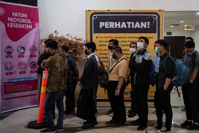 Sejumlah pencari kerja menunggu dibukanya Jakarta Job Fair di Gajah Mada Plaza, Jakarta Pusat, Senin (7/11/2022).  Foto: ANTARA FOTO/Sigid Kurniawan