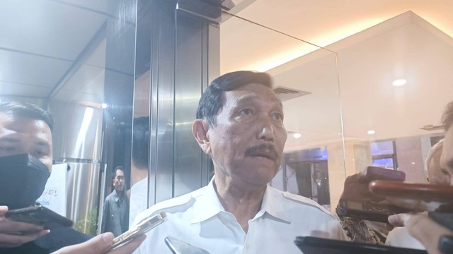 Menteri Koordinator Bidang Kemaritiman dan Investasi (Menko Marves) Luhut Binsar Pandjaitan di Kantor Kemenko Marves, Jumat (3/3/2023).  Foto: Narda Margaretha Sinambela/kumparan