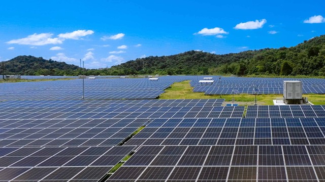 Pembangkit Listrik Tenaga Surya (PLTS) berkapasitas 26,8 Megawatt Peak, yang merupakan ground mounted Solar PV terbesar di Indonesia yang digunakan untuk operasional pertambangan. Foto: Dok. AMMAN