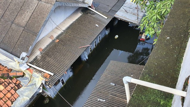 Kampung Bekasi Bulak di Kelurahan Duren Jaya, Kecamatan Bekasi Timur, banjir pada Jumat (3/3). Foto: kumparan