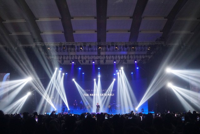 Penyanyi Tulus saat tampil dalam konser yang tajuk "Tulus Tur Manusia 2023" di Jakarta, Jumat (3/3/2023).  Foto: Iqbal Firdaus/kumparan