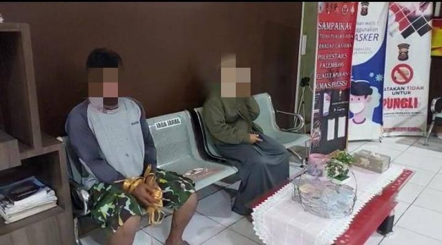 Istri yang selingkuh (kanan) dan selingkuhannya tukang jamu (kiri) saat berada di Polrestabes Palembang, Foto : Istimewa