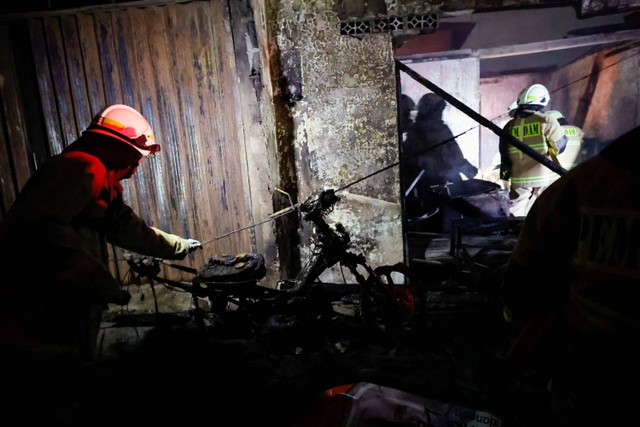 Petugas di pemukiman warga korban kebakaran Depo Pertamina Plumpang, Jakarta Utara, Jumat (3/3/2023). Foto: Willy Kurniawan/REUTERS