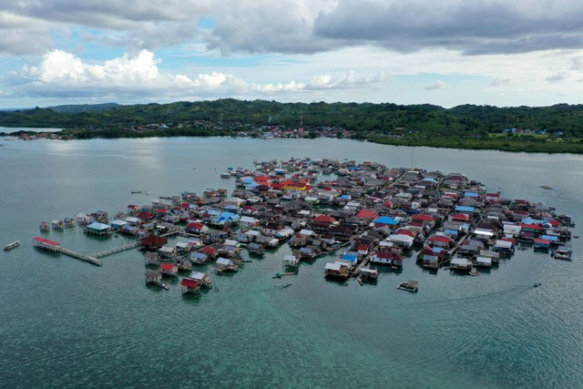 Permukiman Kampung Bajo: Suasana permukiman Kampung Bajo Sampela yang berdiri di atas perairan Pulau Kaledupa, Kabupaten Wakatobi. Foto: Indrianto Eko Suwarso/ANTARA FOTO