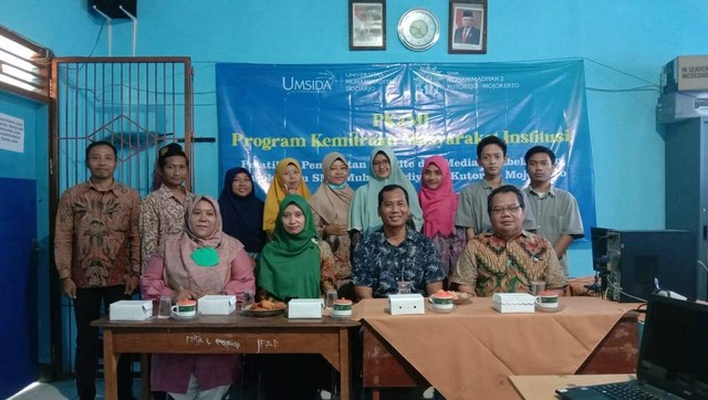 Foto bersama dalam pembukaan pelatihan. FOTO:Dok Probadi