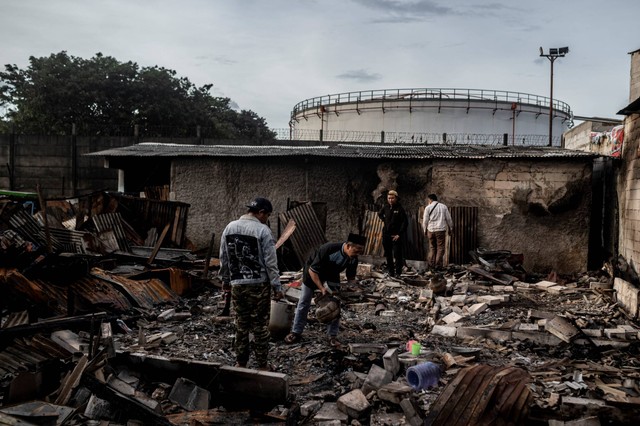 Sejumlah warga berada di dekat permukiman penduduk yang hangus terbakar dampak kebakaran Depo Pertamina Plumpang di Jalan Koramil, Rawa Badak Selatan, Koja, Jakarta, Sabtu (4/3/2023). Foto: Aprillio Akbar/ANTARA FOTO
