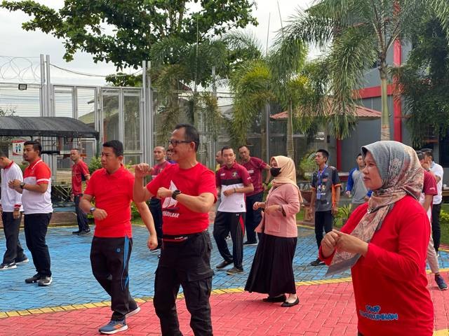 Kakanwil Kemenkumham Kalsel bersama Istri, Ida Faisol mengikuti senam  "Kumham Sehat Kumham Produktif" bersama pegawai Lapas Banjarbaru