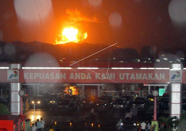 Suasana di pintu masuk Depo Pertamina Plumpang yang terbakar, Jakarta, Senin (19/1/2009) dini hari. Foto: Fanny Octavianus/ANTARA FOTO