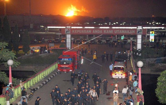 Suasana di pintu masuk Depo Pertamina Plumpang yang terbakar, Jakarta, Senin (19/1/2009) dini hari. Foto: Fanny Octavianus/ANTARA FOTO