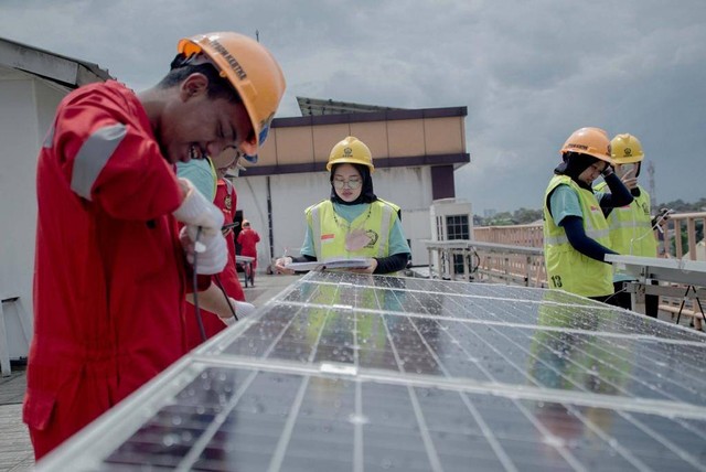 Proses instalasi modul surya oleh Gerilyawan di PPSDM KEBTKE (28/02/23). Sumber Foto: Dokumentasi Pribadi Panitia Gerilya