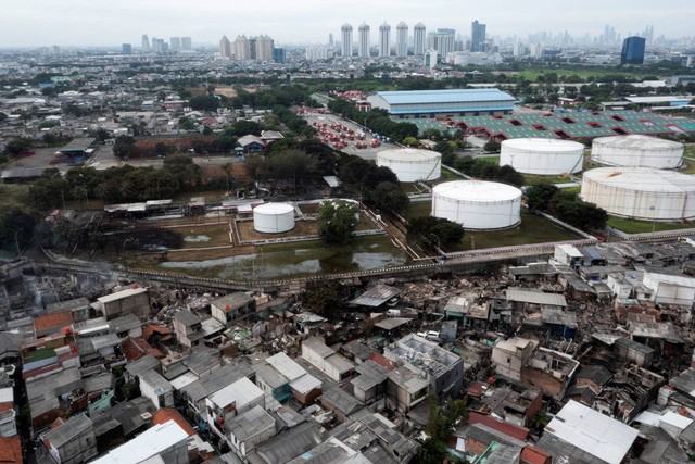 Foto udara permukiman penduduk yang hangus terbakar dampak kebakaran Depo Pertamina Plumpang di Jalan Koramil, Rawa Badak Selatan, Koja, Jakarta, Sabtu (4/3/2023). Foto: M Risyal Hidayat/ANTARA FOTO