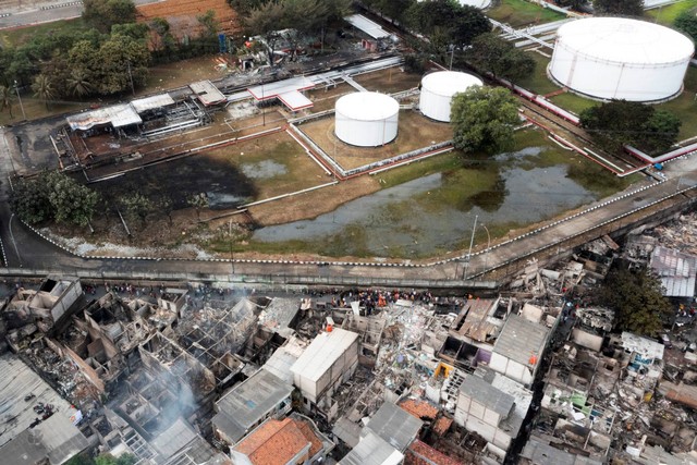 Foto udara permukiman penduduk yang hangus terbakar dampak kebakaran Depo Pertamina Plumpang di Jalan Koramil, Rawa Badak Selatan, Koja, Jakarta, Sabtu (4/3/2023). Foto: M Risyal Hidayat/ANTARA FOTO