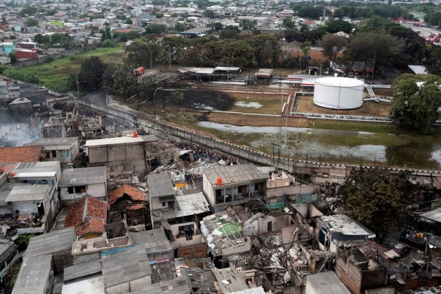 Foto udara permukiman penduduk yang hangus terbakar dampak kebakaran Depo Pertamina Plumpang di Jalan Koramil, Rawa Badak Selatan, Koja, Jakarta, Sabtu (4/3/2023). Foto: M Risyal Hidayat/ANTARA FOTO