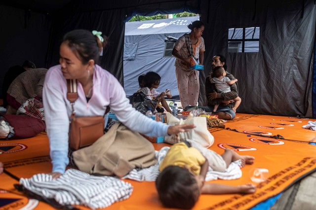 Pengungsi kebakaran Depo Pertamina Plumpang berada di tenda darurat di Kantor PMI Jakarta Utara, Koja, Jakarta, Sabtu (4/3/2023). Foto: Aprillio Akbar/ANTARA FOTO