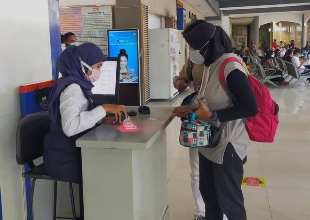 Proses validasi penumpang kereta api di Stasiun Gubeng Surabaya. Foto: Masruroh/Basra