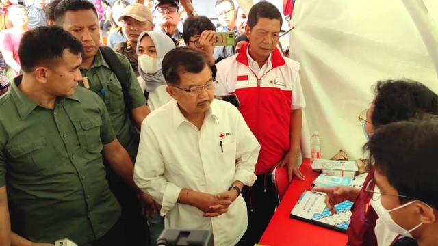 Ketua Umum Palang Merah Indonesia (PMI) Jusuf Kalla saat meninjau posko pengungsi PMI kebakaran Depo Pertamina Plumpang, Sabtu (4/3/2023). Foto: Tim Media JK