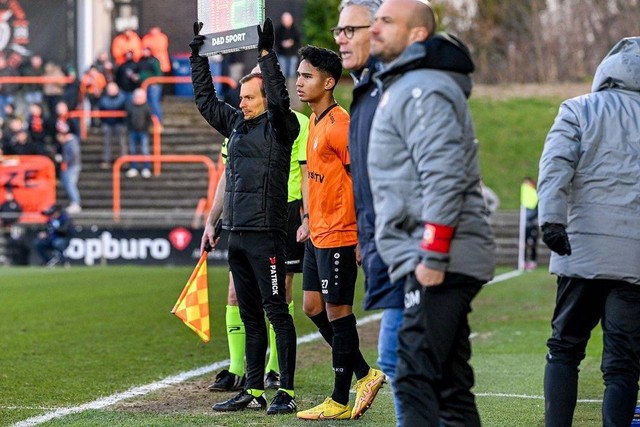 Marselino Ferdinan melakoni debutnya bersama KMSK Deinze saat melawan Jong Genk dalam playoff degradasi Divisi 2 Liga Belgia di Stadion Dakota Arena, Deinze, Belgia, (25/2/2023). Foto: Instagram