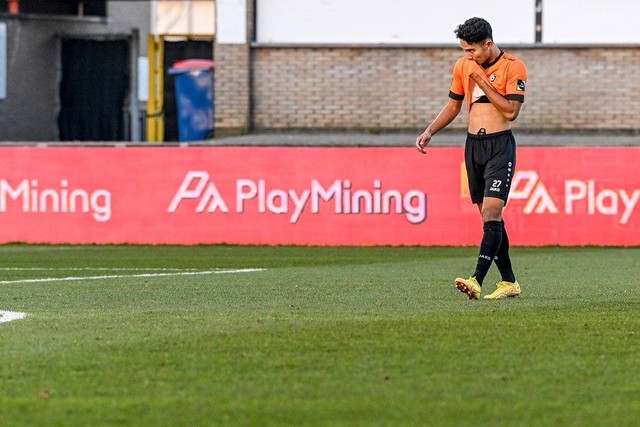 Marselino Ferdinan melakoni debutnya bersama KMSK Deinze saat melawan Jong Genk dalam playoff degradasi Divisi 2 Liga Belgia di Stadion Dakota Arena, Deinze, Belgia, (25/2/2023). Foto: Instagram