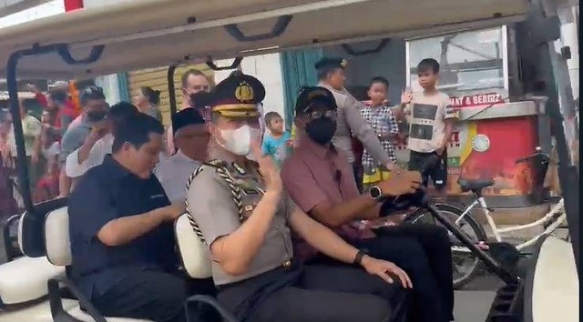 Wapres Ma'ruf Amin didampingi Menteri BUMN Erick Thohir mengunjungi TKP kebakaran Plumpang, Sabtu (4/3/2023). Foto: Retyan Sekar Nurani/kumparan