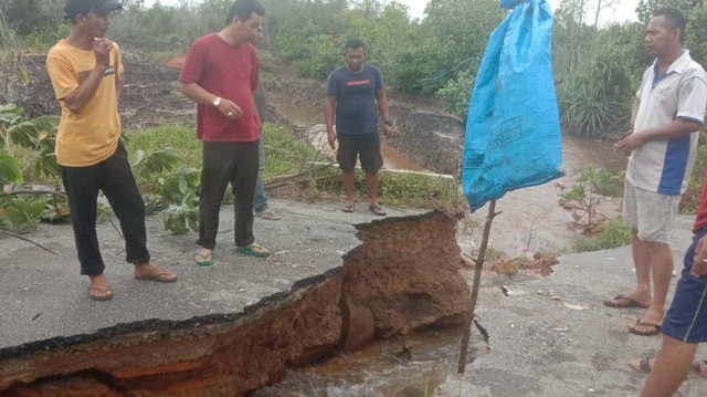 Jalan Pantai Timun Selat Belia amblas. Foto: Istimewa