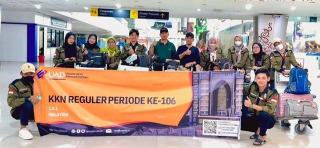 Foto Keberangkatan Mahasiswa KKN Internasional Malaysia di bandara Juanda Surabaya