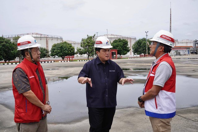 Menteri BUMN Erick Thohir kunjungi TBBM Plumpang Jakarta Utara, Sabtu (4/3/2023). Foto: Kementerian BUMN