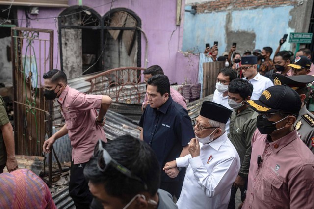 Wapres Ma'ruf Amin (tengah kanan) didampingi Menteri BUMN Erick Thohir (tengah) meninjau permukiman penduduk yang hangus terbakar dampak kebarakan Depo Pertamina Plumpang di Koja, Jakarta, Sabtu (4/3/2023). Foto: Aprillio Akbar/ANTARA FOTO