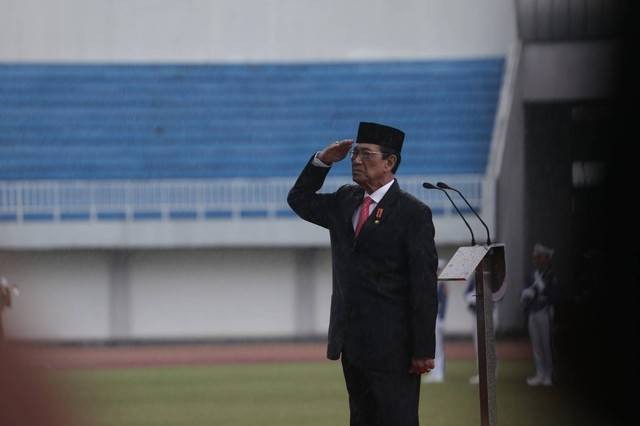 Gubernur DIY, Sri Sultan HB X, memimpin upacara peringatan HPKN 2023 di Stadion Mandala Krida, Yogyakarta. Foto: Humas Pemda DIY