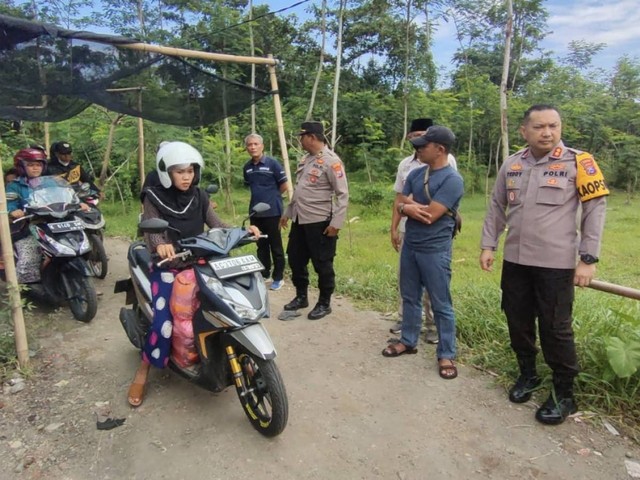 Tradisi Pladu Ikan di Sungai Brantas Kediri, Polisi Minta Warga Waspada