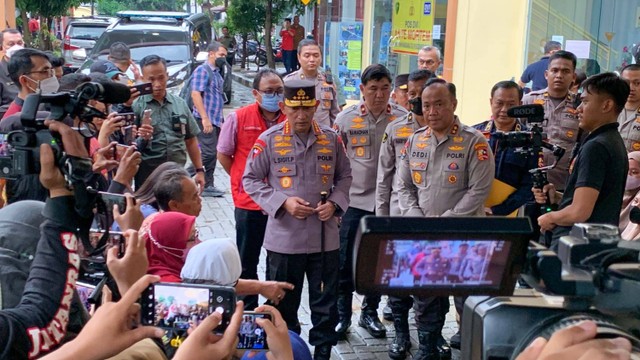 Kapolri, Jenderal Listyo Sigit Prabowo menjengkuk keluarga korban kebakaran depo pertamina plumpang di RS Polri, Jakarta, Sabtu (4/3). Foto: Luthfi Humam/kumparan